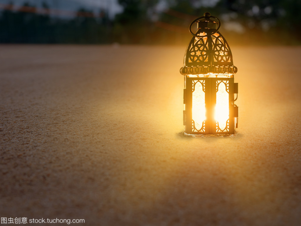 照明用燈照耀著地面起砂游樂里面點上蠟燭